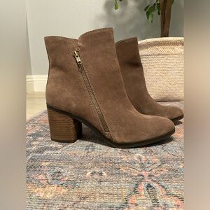 Crown Vintage-Sunny, leather suede booties in Taupe stack heel new no box sz 9.5
